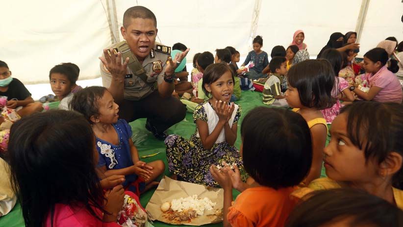 Begini Cara Polda NTB Memberikan Trauma Healing kepada Anak Korban Gempa - Bagian 1