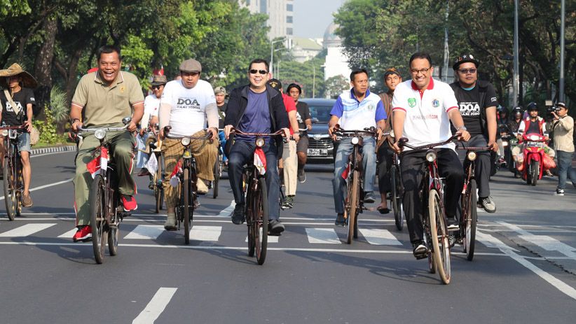 Selain Bermain Futsal, HT dan Anies Gowes Keliling Monas - Bagian 2