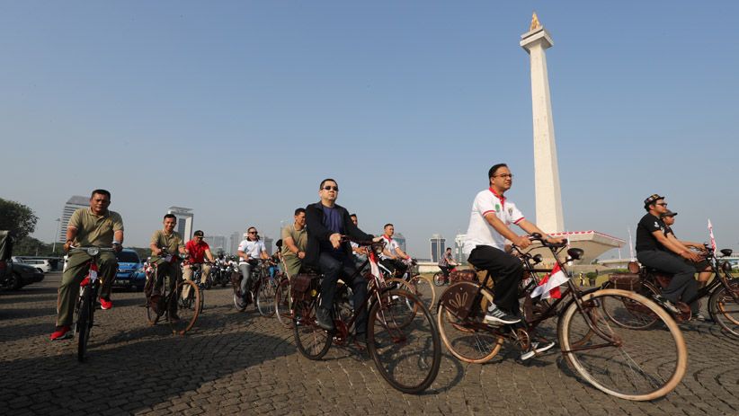Selain Bermain Futsal, HT dan Anies Gowes Keliling Monas - Bagian 1