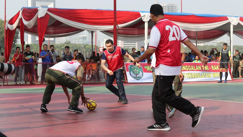 Selain Bermain Futsal, HT dan Anies Gowes Keliling Monas - Bagian 5