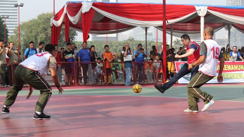 Selain Bermain Futsal, HT dan Anies Gowes Keliling Monas - Bagian 4