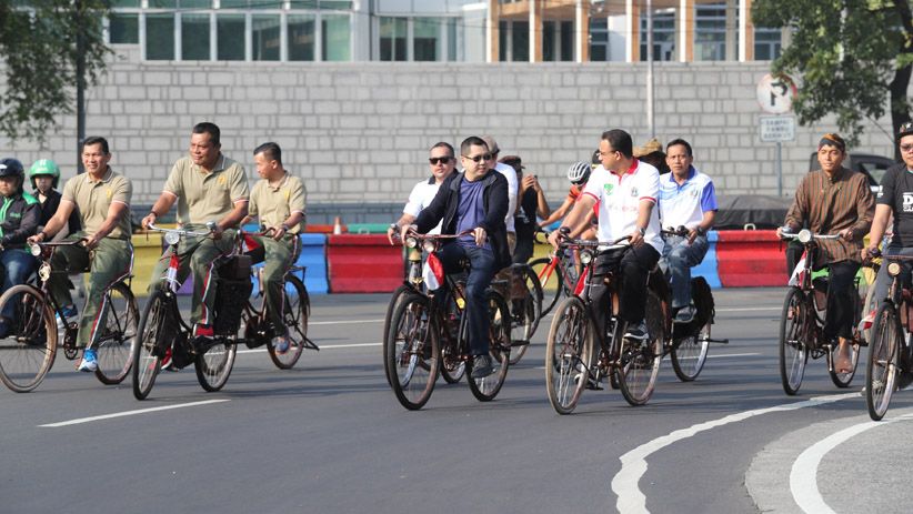Selain Bermain Futsal, HT dan Anies Gowes Keliling Monas - Bagian 3