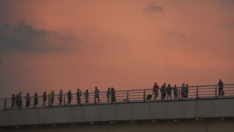 LRT Mogok, Penumpang Berjalan Kaki di Jalur Menuju Stasiun - Bagian 2