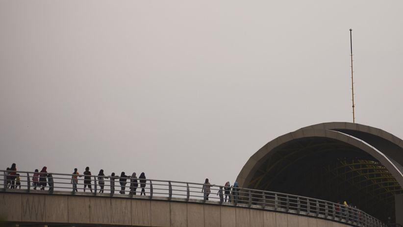 LRT Mogok, Penumpang Berjalan Kaki di Jalur Menuju Stasiun - Bagian 1