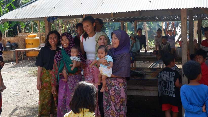 Miss Indonesia 2017 Achintya Nilsen Berikan Donasi kepada Korban Gempa Lombok - Bagian 4