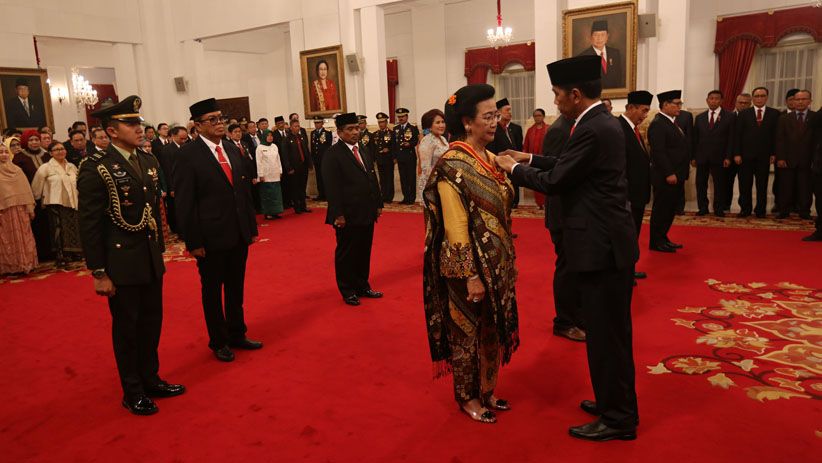Presiden Jokowi Berikan Penganugerahan Tanda Kehormatan kepada 8 Tokoh - Bagian 1
