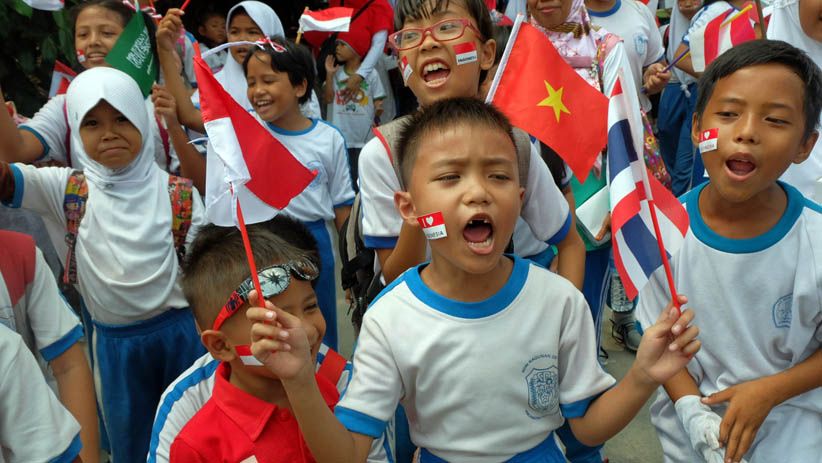 Antusiasme Ribuan Warga Jakarta Melihat Pawai Obor Asian Games 2018 - Bagian 3