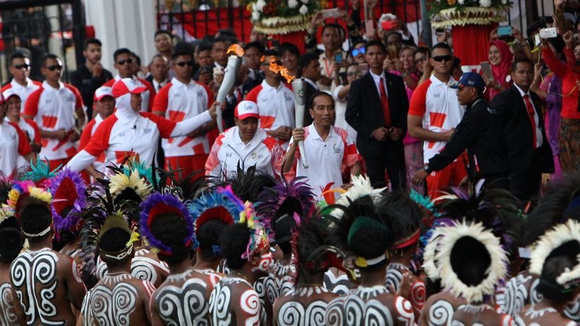 Pakai Sneakers Merah Putih, Presiden Jokowi Bawa Obor Asian Games 2018 - Bagian 4