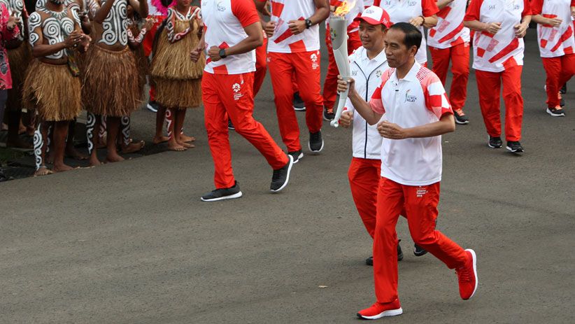 Pakai Sneakers Merah Putih, Presiden Jokowi Bawa Obor Asian Games 2018 - Bagian 1