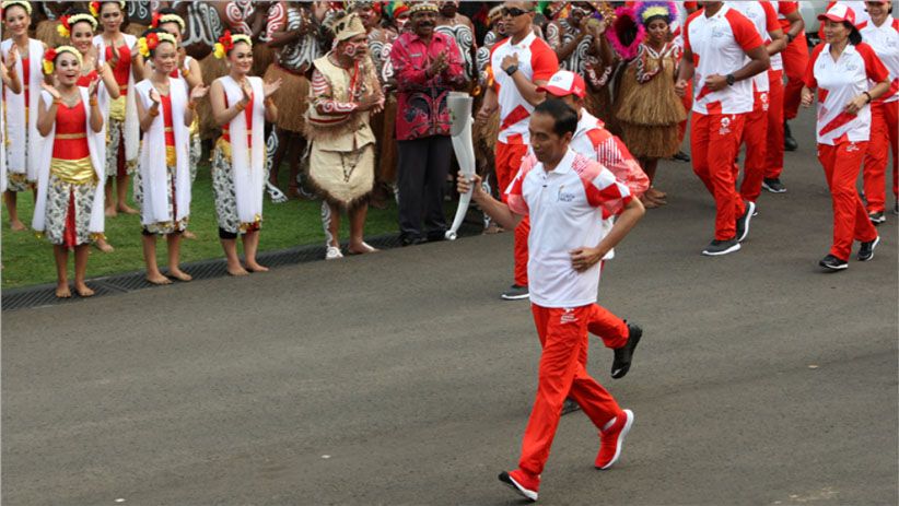 Pakai Sneakers Merah Putih, Presiden Jokowi Bawa Obor Asian Games 2018 - Bagian 2