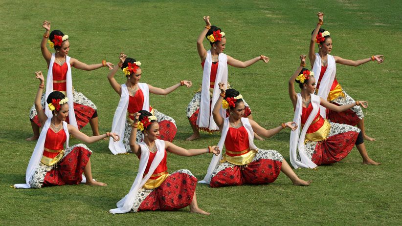 Pakai Sneakers Merah Putih, Presiden Jokowi Bawa Obor Asian Games 2018 - Bagian 6