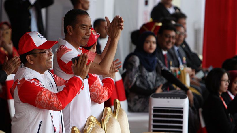 Pakai Sneakers Merah Putih, Presiden Jokowi Bawa Obor Asian Games 2018 - Bagian 5