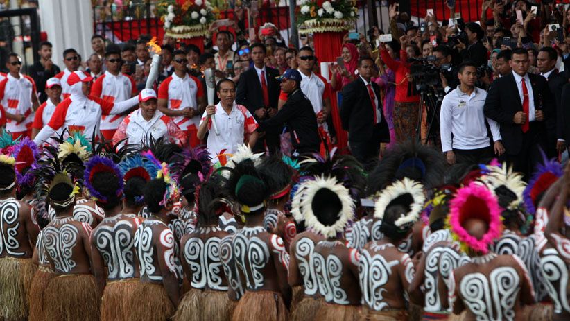 Pakai Sneakers Merah Putih, Presiden Jokowi Bawa Obor Asian Games 2018 - Bagian 3