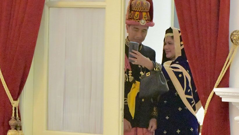 Mesra, Presiden Jokowi dan Ibu Iriana Selfie sebelum Upacara HUT ke-73 RI - Bagian 1