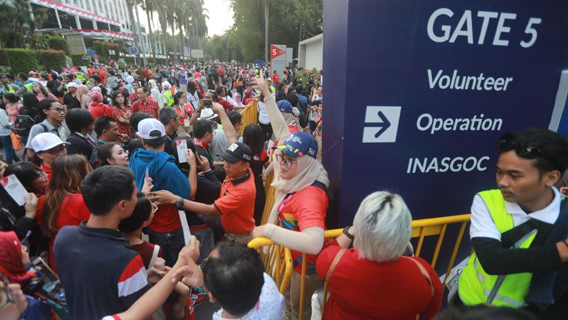 Foto-Foto Antusiasme Warga Nonton Pembukaan Asian Games 2018 - Bagian 4