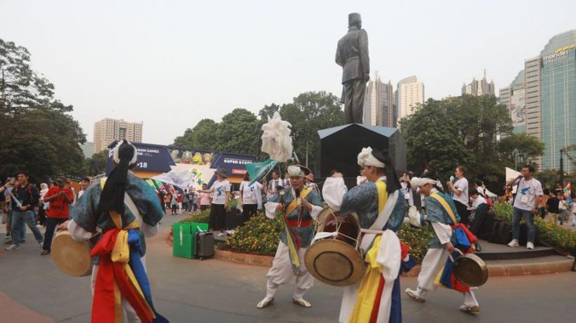 Foto-Foto Antusiasme Warga Nonton Pembukaan Asian Games 2018 - Bagian 5