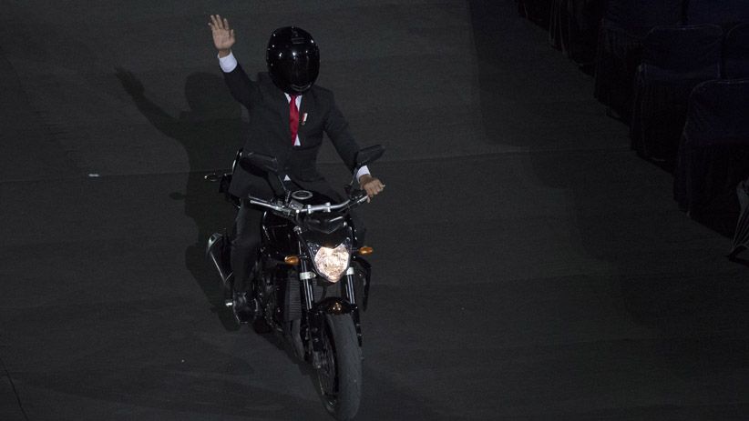 Gaya Presiden Jokowi Naik Moge saat Pembukaan Asian Games 2018 - Bagian 1
