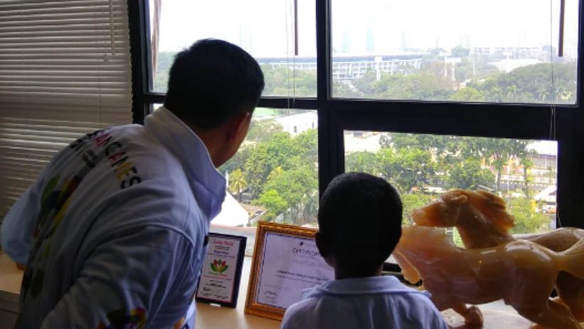 Momen Joni Si Pemanjat Tiang Bendera Lihat GBK dari Ruang Kerja Menpora - Bagian 1