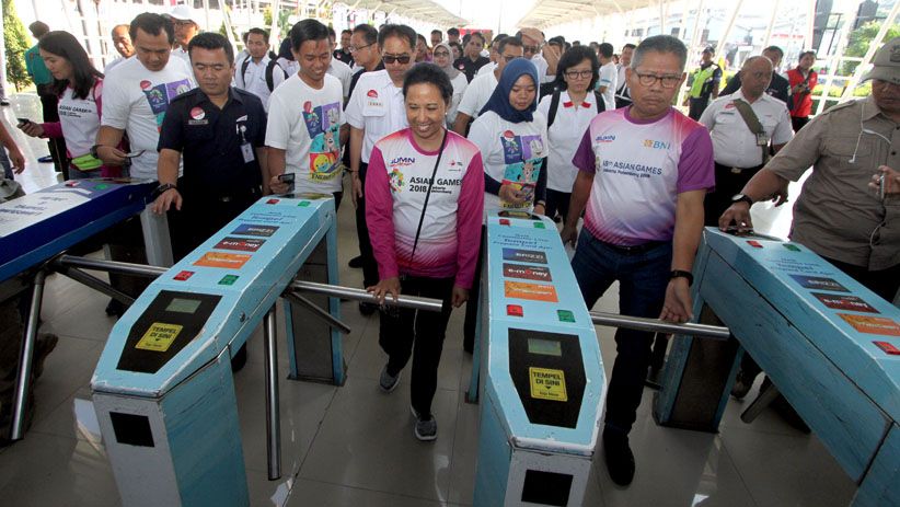 Cek Fasilitas Stasiun, Menteri Rini Soemarno Naik KRL - Bagian 2