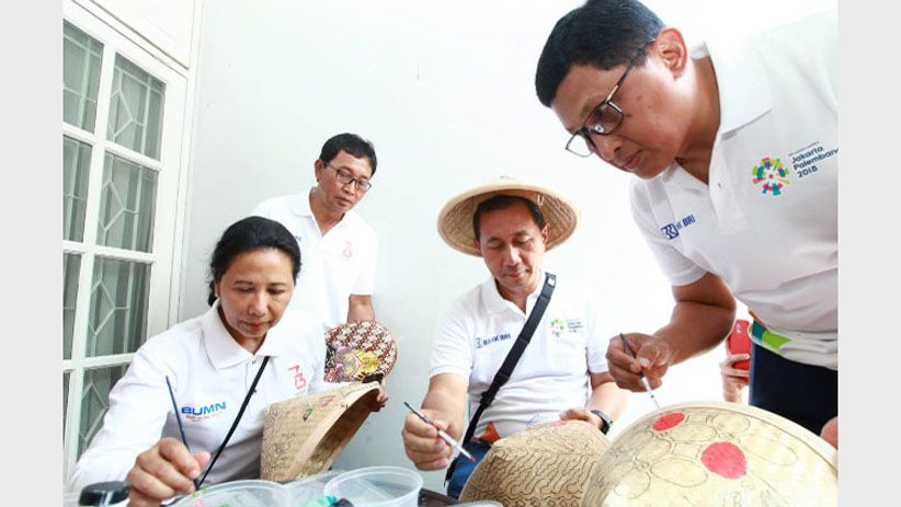 Berkunjung ke Rumah Kreatif BUMN Bank BRI, Menteri Rini Melukis Caping  - Bagian 1