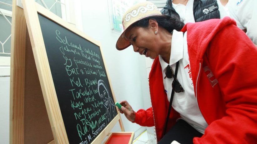 Berkunjung ke Rumah Kreatif BUMN Bank BRI, Menteri Rini Melukis Caping  - Bagian 2