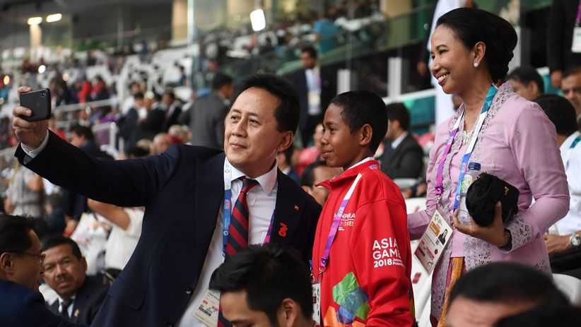 Duduk di Deretan Kursi Menteri, Begini Gaya Joni Nonton Pembukaan Asian Games - Bagian 3