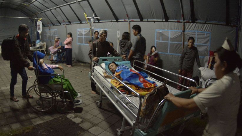 Pasien RSUP Sanglah Dievakuasi saat Gempa 6,9 SR Mengguncang - Bagian 1