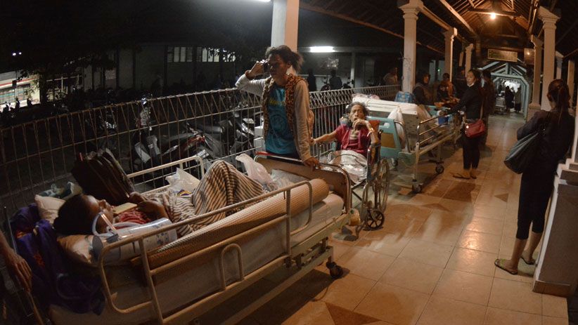 Pasien RSUP Sanglah Dievakuasi saat Gempa 6,9 SR Mengguncang - Bagian 2