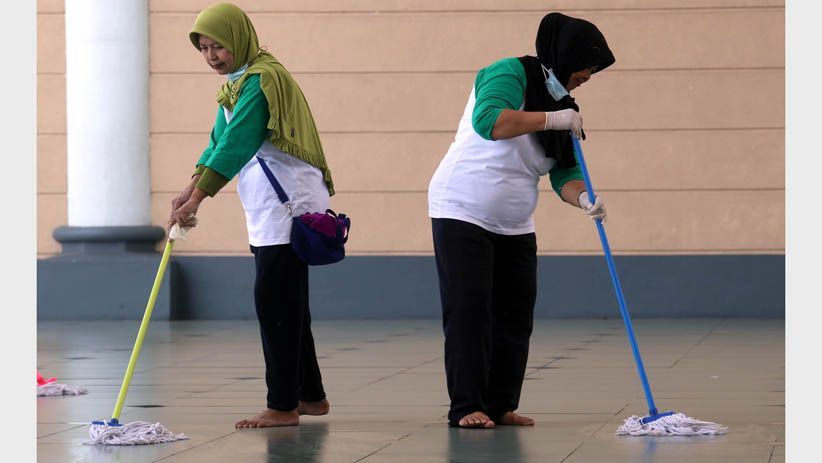 Shireen Sungkar Bantu Mengepel Halaman Masjid Nasional Al-Akbar Surabaya - Bagian 4