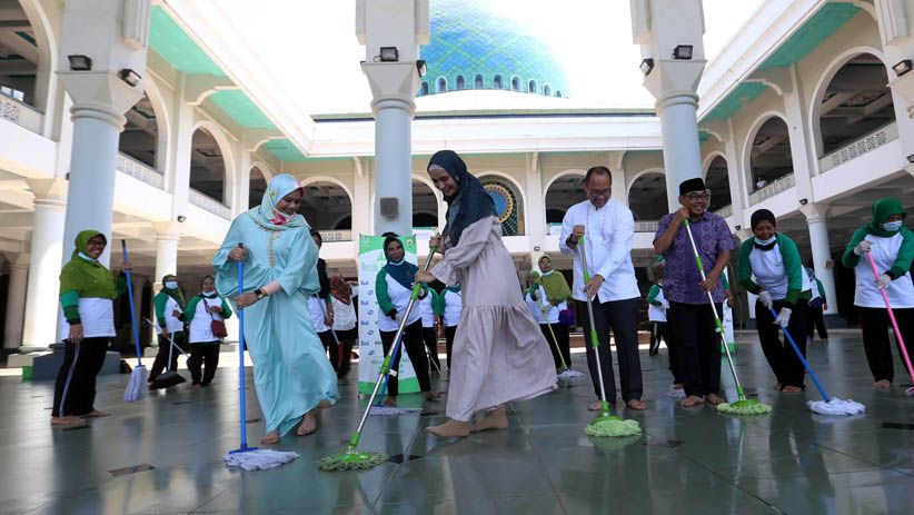 Shireen Sungkar Bantu Mengepel Halaman Masjid Nasional Al-Akbar Surabaya - Bagian 1