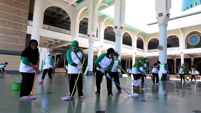 Shireen Sungkar Bantu Mengepel Halaman Masjid Nasional Al-Akbar Surabaya - Bagian 2