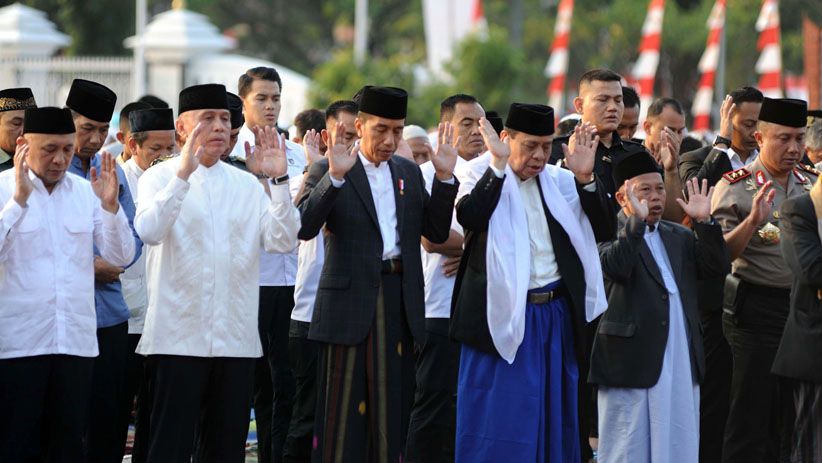 Usai Salat Idul Adha, Presiden Jokowi Serahkan Sapi 1,4 Ton - Bagian 4