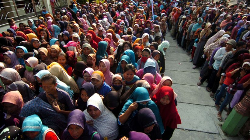 2.000 Warga Miskin Antre Pembagian Daging Kurban di Tegal - Bagian 2