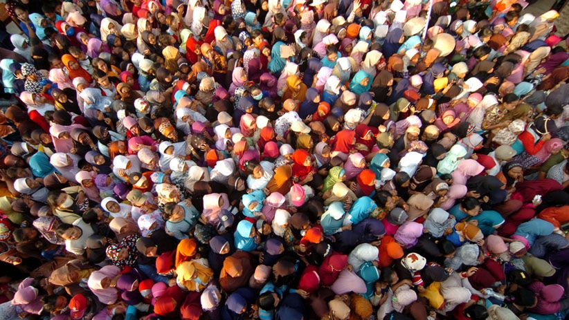 2.000 Warga Miskin Antre Pembagian Daging Kurban di Tegal - Bagian 1