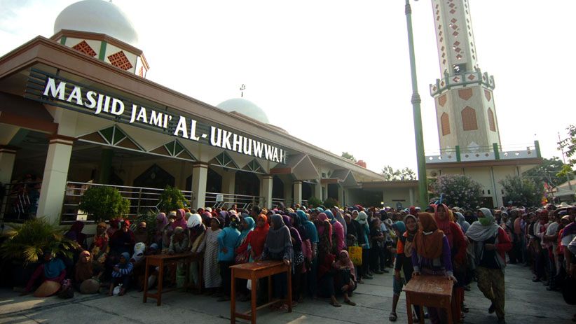 2.000 Warga Miskin Antre Pembagian Daging Kurban di Tegal - Bagian 3