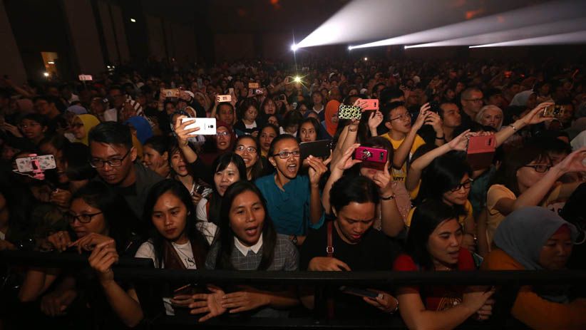 Konser Terakhir Boyzone Memukau Penggemar di Surabaya - Bagian 4