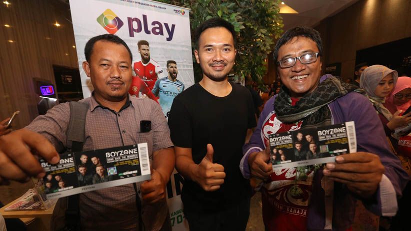 Konser Terakhir Boyzone Memukau Penggemar di Surabaya - Bagian 7