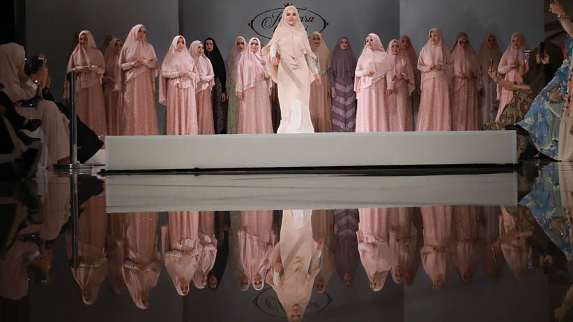 Cantiknya Nikita Mirzani Dibalut Busana Syar'i Modern Berjalan di Catwalk - Bagian 1