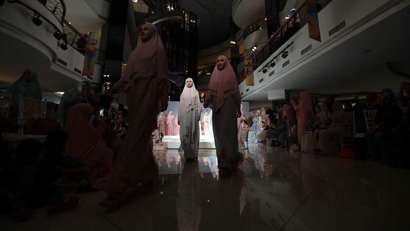 Cantiknya Nikita Mirzani Dibalut Busana Syar'i Modern Berjalan di Catwalk - Bagian 6