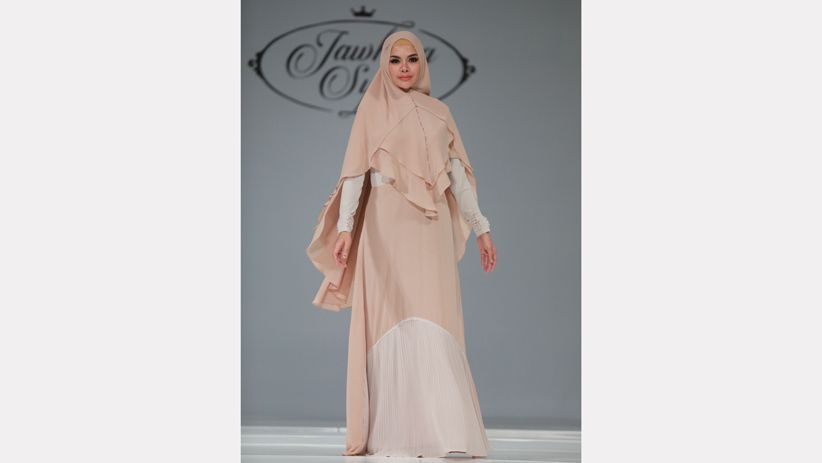 Cantiknya Nikita Mirzani Dibalut Busana Syar'i Modern Berjalan di Catwalk - Bagian 2