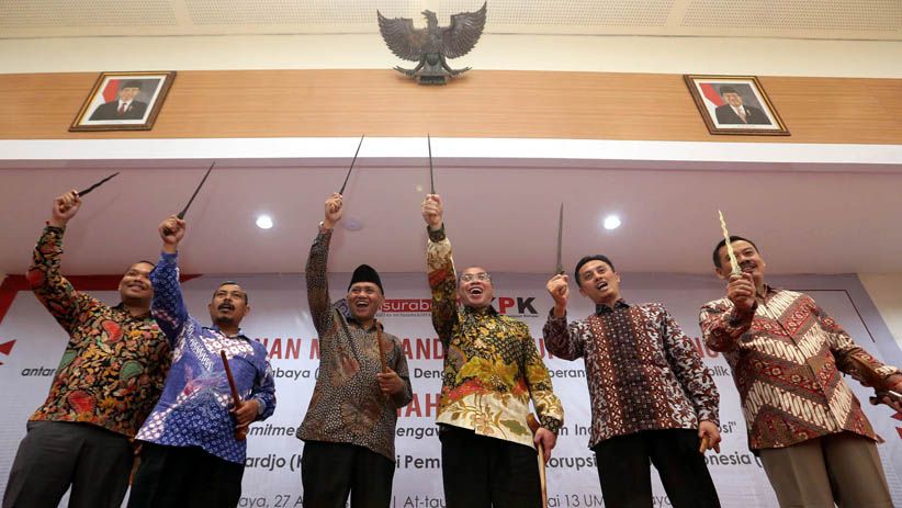 Simbol Lawan Korupsi, Ketua KPK bersama Rektor UM Surabaya Angkat Keris  - Bagian 1