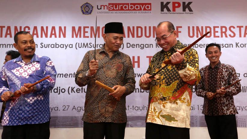 Simbol Lawan Korupsi, Ketua KPK bersama Rektor UM Surabaya Angkat Keris  - Bagian 2