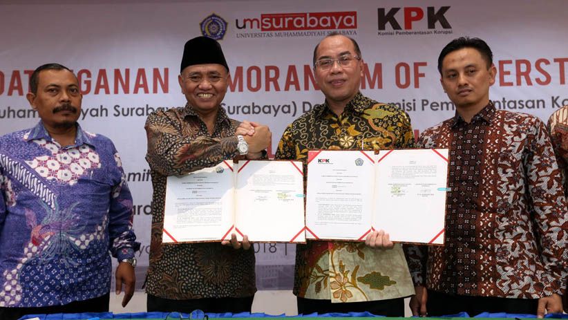 Simbol Lawan Korupsi, Ketua KPK bersama Rektor UM Surabaya Angkat Keris  - Bagian 3