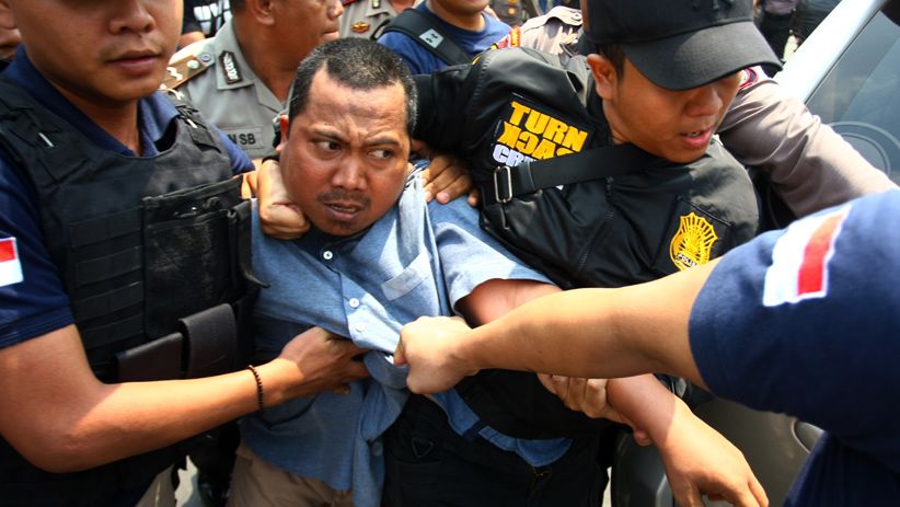 Eksekusi Lahan UIN Ricuh, Perempuan Berkursi Roda Adang Alat Berat - Bagian 3