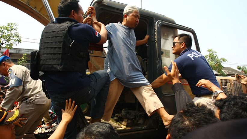 Eksekusi Lahan UIN Ricuh, Perempuan Berkursi Roda Adang Alat Berat - Bagian 2