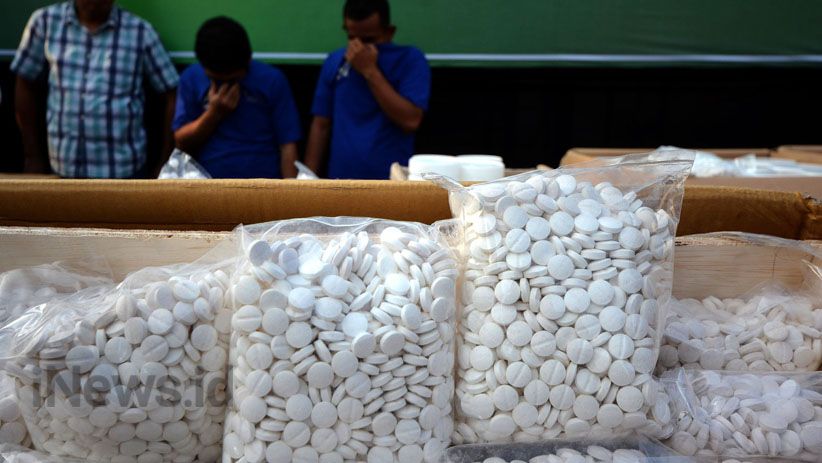 Polisi Gagalkan Peredaran 7 Juta Pil Koplo di Surabaya - Bagian 3