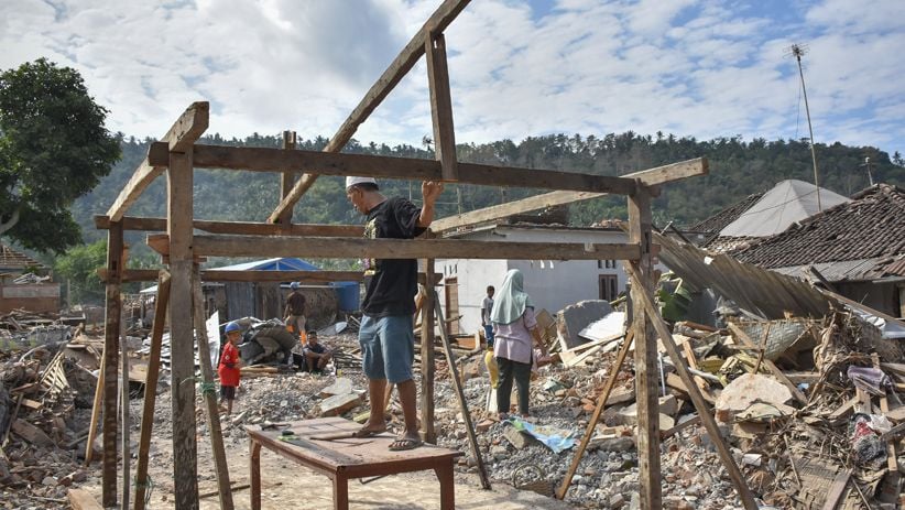 Korban Gempa Bangun Hunian Sementara dari Sisa Runtuhan Rumah - Bagian 1