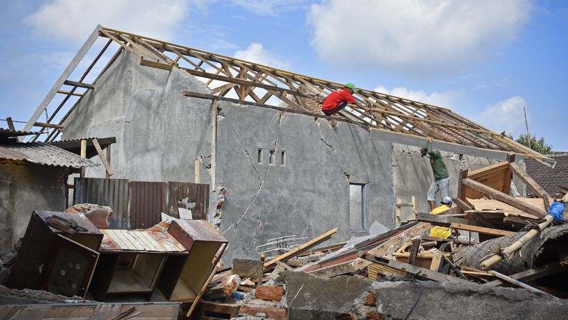 Korban Gempa Bangun Hunian Sementara dari Sisa Runtuhan Rumah - Bagian 3