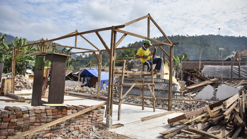 Korban Gempa Bangun Hunian Sementara dari Sisa Runtuhan Rumah - Bagian 2