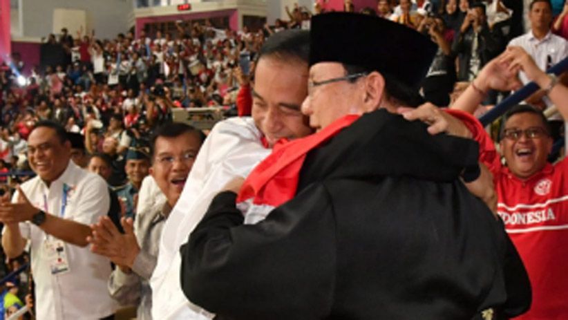Momen Jokowi dan Prabowo Berpelukan dengan Pesilat Hanifan Yunadi - Bagian 2